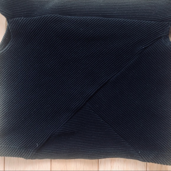 Guess Off the Shoulder Crop Top - Picture 5 of 6